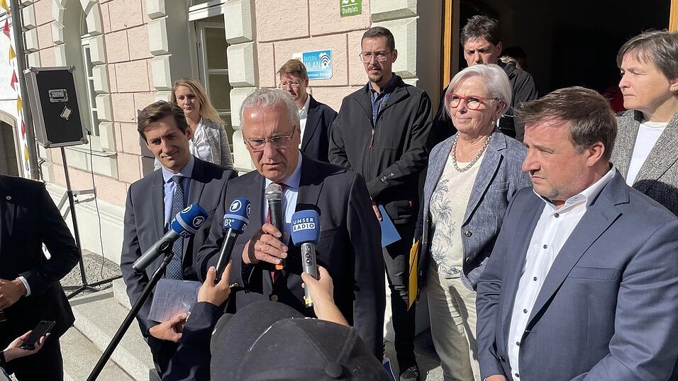 Pressekonferenz vor dem Rathaus in Zwiesel: neuer Stimmkreisabgeordneter Stefan Ebner (v.l.), Innenminister Joachim Herrmann, Landrätin Rita Röhrl, Bürgermeister Karl-Heinz Eppinger  Pressekonferenz vor dem Rathaus in Zwiesel: neuer Stimmkreisabgeordneter Stefan Ebner (v.l.), Innenminister Joachim Herrmann, Landrätin Rita Röhrl, Bürgermeister Karl-Heinz Eppinger