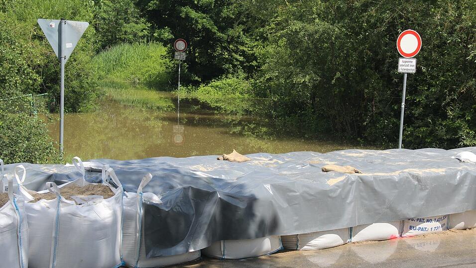 Auch der provisorische Damm aus zahllosen 'Big Bags' am Schanzlweg hielt den Wassermassen bisher Stand.