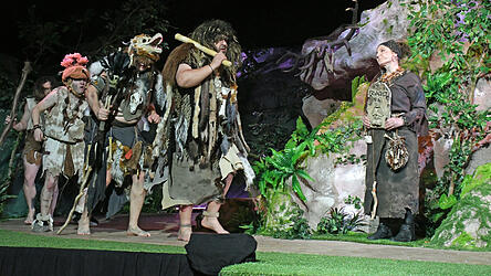 Die Neanderthaler (von links: Johannes Kraus, Simon Kehm, Mike Ernst und Stefan Waitl) kommen auf ihrem Weg zur Kräuterhexe auch an der Urzeit-Influencerin Wudu (Elisabeth Waitl) vorbei. Die Neanderthaler (von links: Johannes Kraus, Simon Kehm, Mike Ernst und Stefan Waitl) kommen auf ihrem Weg zur Kräuterhexe auch an der Urzeit-Influencerin Wudu (Elisabeth Waitl) vorbei.