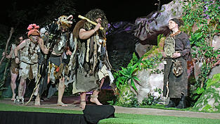 Die Neanderthaler (von links: Johannes Kraus, Simon Kehm, Mike Ernst und Stefan Waitl) kommen auf ihrem Weg zur Kräuterhexe auch an der Urzeit-Influencerin Wudu (Elisabeth Waitl) vorbei. Die Neanderthaler (von links: Johannes Kraus, Simon Kehm, Mike Ernst und Stefan Waitl) kommen auf ihrem Weg zur Kräuterhexe auch an der Urzeit-Influencerin Wudu (Elisabeth Waitl) vorbei.