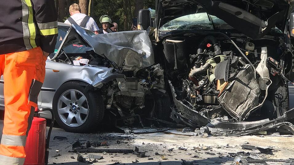 Die Fahrzeuge krachten wohl frontal ineinander.