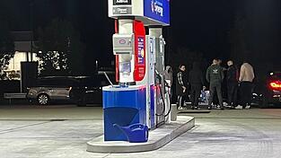 Mittig in der Gruppe an der 24-Stunden-Tanke in Altdorf sitzt ein Mann auf einem Campingstuhl. Die Besucher weilen hier oft viele Stunden - auch bis tief in die Nacht „weil sonst nichts los ist“. Mittig in der Gruppe an der 24-Stunden-Tanke in Altdorf sitzt ein Mann auf einem Campingstuhl. Die Besucher weilen hier oft viele Stunden - auch bis tief in die Nacht „weil sonst nichts los ist“.