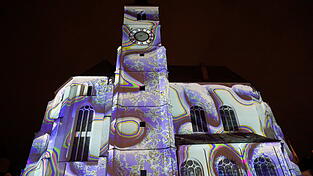 Bunt erleuchtet war die Neupfarrkirche beim Relight-Festival 2024.