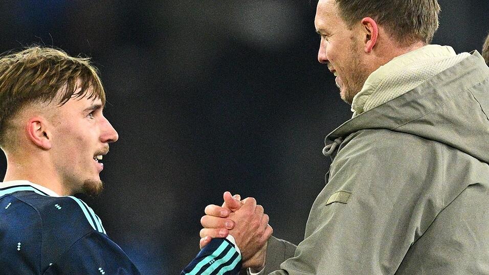 Julian Nagelsmann (r.) gratuliert DFB-Deb&uuml;tant Lennart Karl.