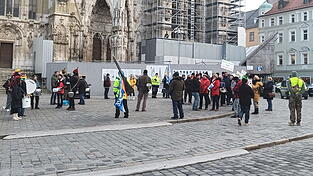 Am Domplatz versammelten sich die Menschen. Am Domplatz versammelten sich die Menschen.