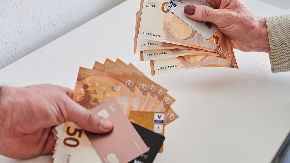 Unterschiedliche Bezahlung zwischen M&auml;nnern und Frauen (Symbolbild).