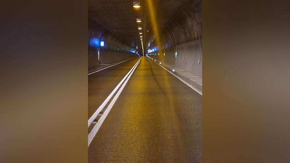 Die Spur des &bdquo;Burn Outs&ldquo; im Tunnel.