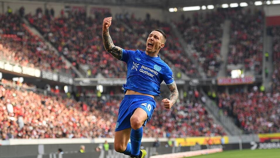 Schlug wieder mal per Freisto&szlig; zu: Bayers Alejandro Grimaldo.