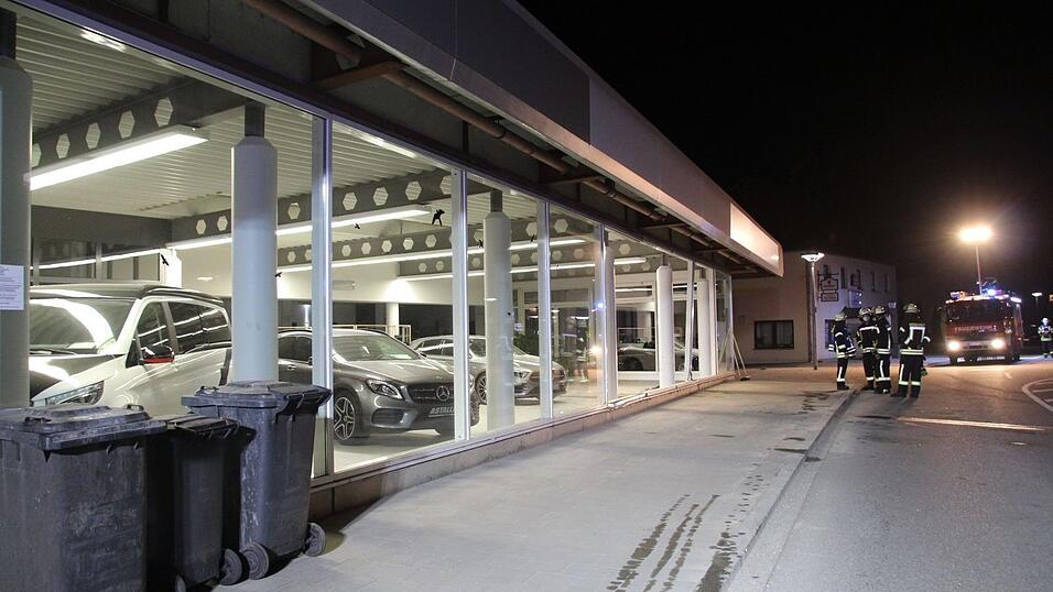 Ein Autofahrer ist in Rottenburg in den Verkaufsraum eines Autohauses gefahren.