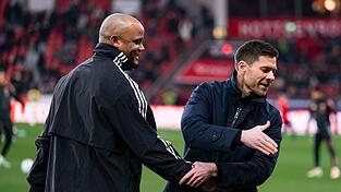 Leverkusen-Coach Alonso will seinem Kollegen Vincent Kompany noch nicht zum Titel gratulieren.