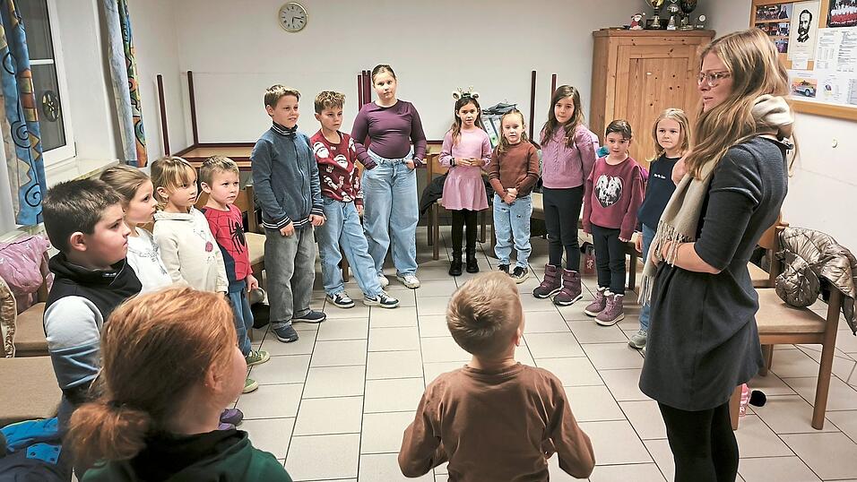 Alexandra M&uuml;hlbauer leitet den Kinderchor in Schwimmbach: Die jungen S&auml;nger f&uuml;hlen sich sichtlich wohl und sind voll bei der Sache.