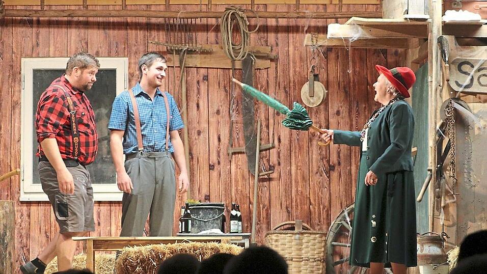 Xandi und Steff bekommen von der Dorfratschn eine Standpauke (v.li.).