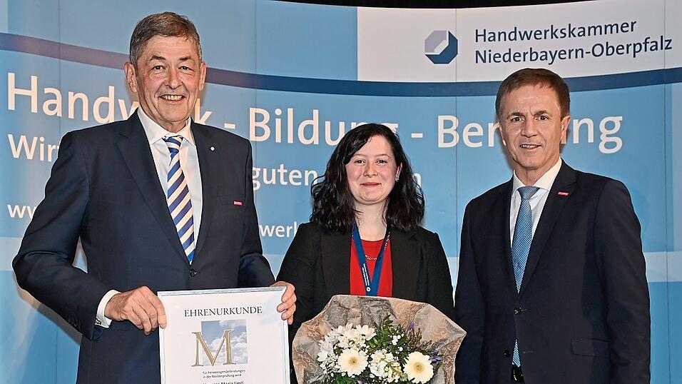 Die Waldm&uuml;nchner Kraftfahrzeugtechnikermeisterin Vanessa Maria Liegl mit HWK-Pr&auml;sident Dr. Georg Haber (links) und dem stellvertretenden HWK-Hauptgesch&auml;ftsf&uuml;hrer Hans Schmidt (rechts)