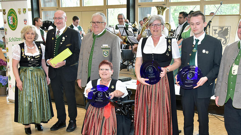 Gauschützenmeisterin Evi Graßl (3.v.r.) mit Mitgliedern der Vorstandschaft beim Bezirksschützentag 2024 in Blaibach.