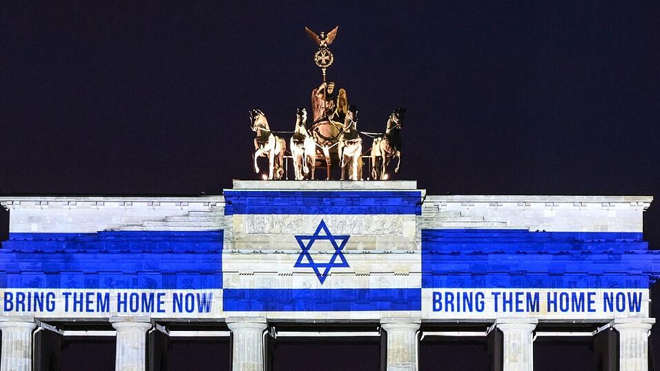 Auch am Brandenburger Tor wurde der Geiseln gedacht und ihre Freilassung gefordert.