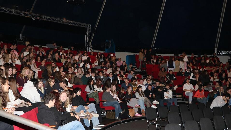 Rund 360 Schüler der FOSBOS waren bei einer Vorstellung von „The Purple Rose of Cairo“ im Theaterzelt. Wie in den meisten Klassenzimmern waren auch hier die Plätze in den hinteren Reihen sehr begehrt.