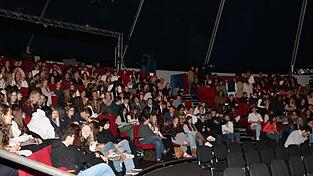 Rund 360 Schüler der FOSBOS waren bei einer Vorstellung von „The Purple Rose of Cairo“ im Theaterzelt. Wie in den meisten Klassenzimmern waren auch hier die Plätze in den hinteren Reihen sehr begehrt.