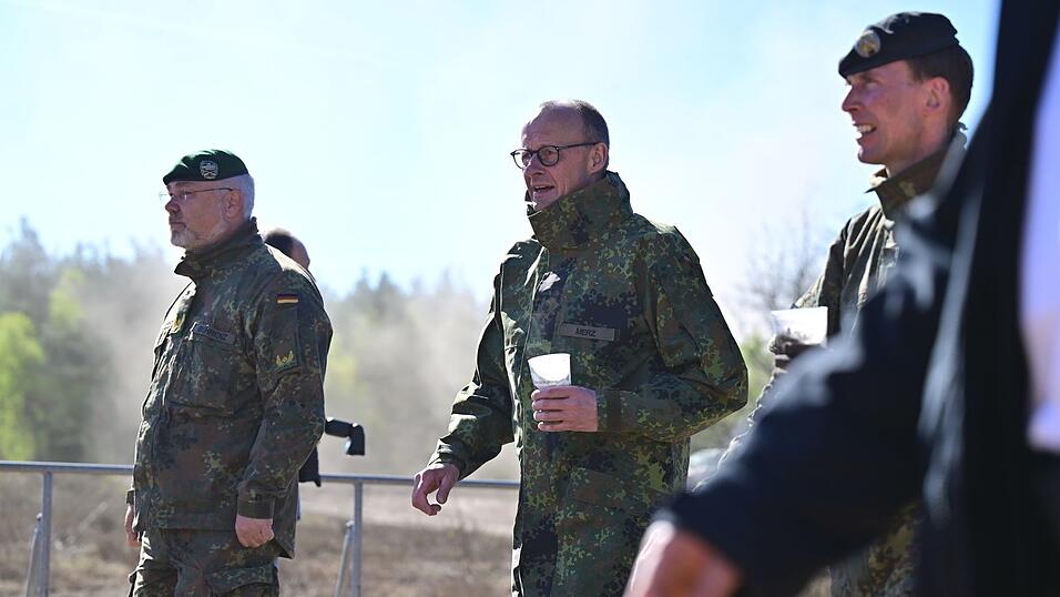 Bundeskanzler Merz besucht die Bundeswehr in Munster.