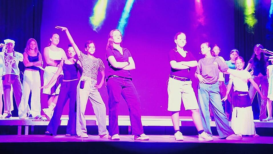Den Abschluss des Schultheaters der Realschule bildete eine Tanzeinlage wie bei einem Musical. Den Abschluss des Schultheaters der Realschule bildete eine Tanzeinlage wie bei einem Musical.