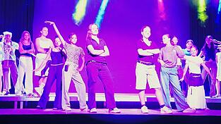 Den Abschluss des Schultheaters der Realschule bildete eine Tanzeinlage wie bei einem Musical. Den Abschluss des Schultheaters der Realschule bildete eine Tanzeinlage wie bei einem Musical.