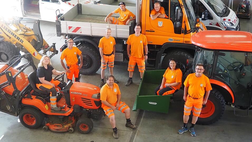 Zwar ohne Rennautos, aber trotzdem gut motorisiert, geht das Bauhofteam Niederwinkling an den Start: Sonja Still (l.), Hans Schießl (2. v. l.), Joachim Faltl (vorne, sitzend), Martin Eisenhut (Mitte, l.), Fabian Köstler (oben, Ladefläche), Tobias Gerlach (Mitte, r.), Karl Hilmer (Fahrerkabine), Christine Zeidler (2. v. r.), Bauhofleiter Stephan Bugl (r.) Zwar ohne Rennautos, aber trotzdem gut motorisiert, geht das Bauhofteam Niederwinkling an den Start: Sonja Still (l.), Hans Schießl (2. v. l.), Joachim Faltl (vorne, sitzend), Martin Eisenhut (Mitte, l.), Fabian Köstler (oben, Ladefläche), Tobias Gerlach (Mitte, r.), Karl Hilmer (Fahrerkabine), Christine Zeidler (2. v. r.), Bauhofleiter Stephan Bugl (r.)