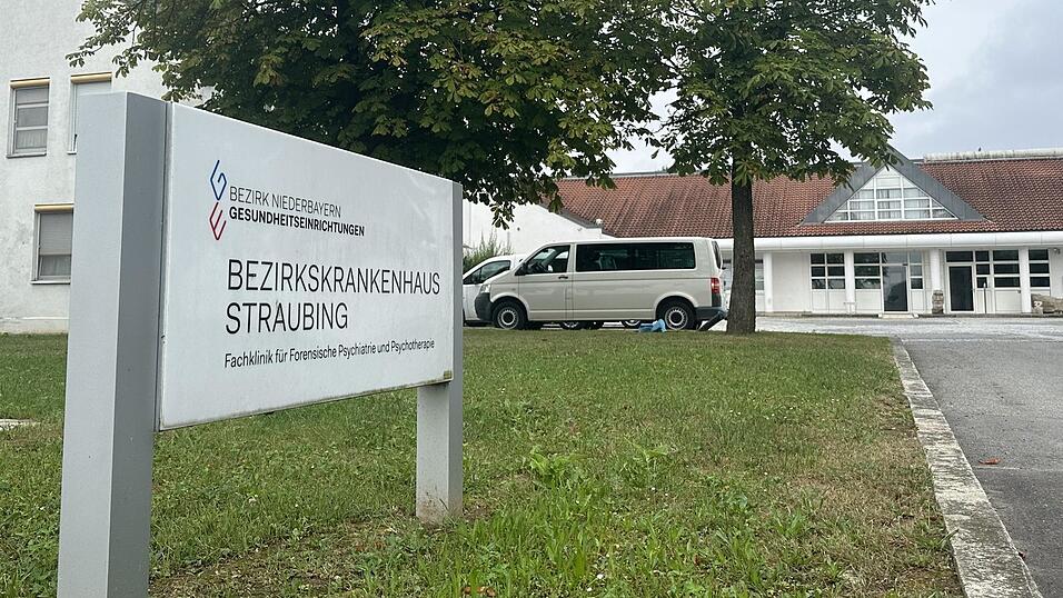 Die vier aus dem BKH geflüchteten Straftäter sitzen in U-Haft, einer wurde gestern aus Österreich nach Bayern überstellt. Die vier aus dem BKH geflüchteten Straftäter sitzen in U-Haft, einer wurde gestern aus Österreich nach Bayern überstellt.