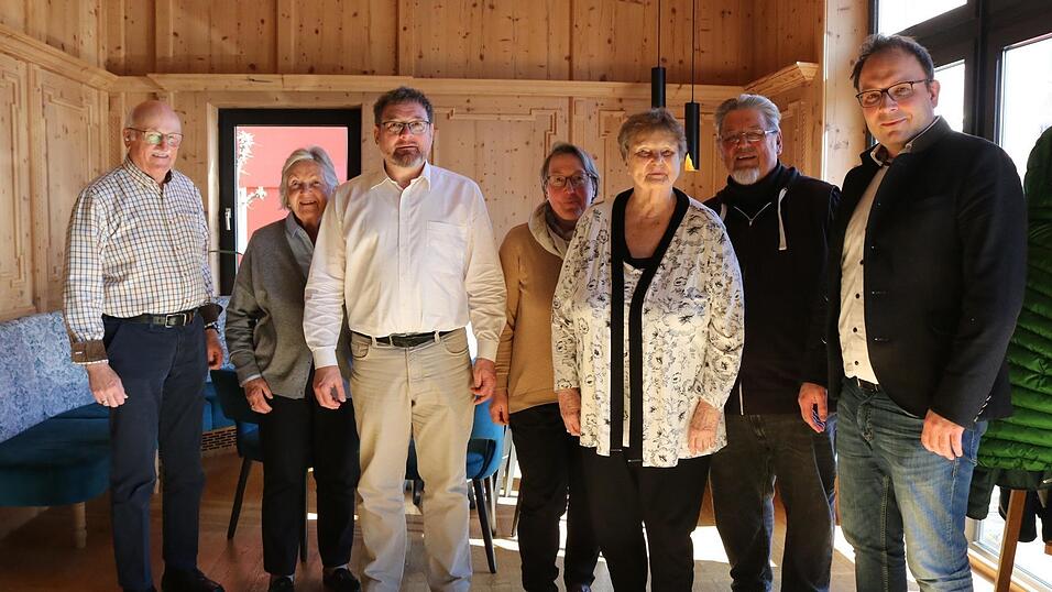 Markus Z&auml;nglein (Dritter von links) und Renate Blochberger (Dritte von rechts) f&uuml;hren erneut die Chamer Altstadtfreunde.