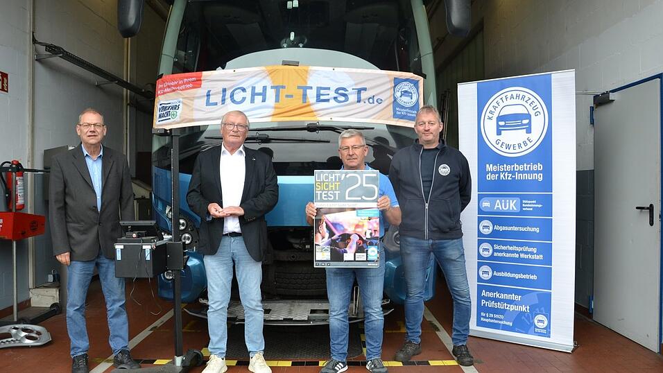 Kfz-Bezirksmeister Erich Puls, Verkehrswachtvorsitzender Peter Zehentmeier, der Technische Leiter der Kfz-Innung Niederbayern, Stephan Wollrab, und Christian Mayer, Werkstattleiter des Busunternehmens Stanglmeier (v. l.), gaben den Startschuss für den Licht-Sicht-Test 2025 in der Region.