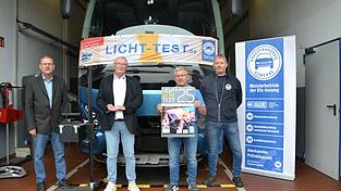 Kfz-Bezirksmeister Erich Puls, Verkehrswachtvorsitzender Peter Zehentmeier, der Technische Leiter der Kfz-Innung Niederbayern, Stephan Wollrab, und Christian Mayer, Werkstattleiter des Busunternehmens Stanglmeier (v. l.), gaben den Startschuss für den Licht-Sicht-Test 2025 in der Region.