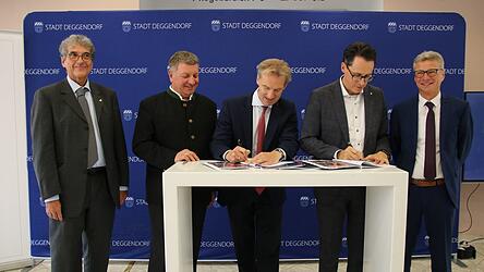 Freudige Gesichter bei der Vertragsunterzeichnung (v. l.): Professor Ernst Tamm, Bauminister Christian Bernreiter, IMBY-Geschäftsführer Gerhard Reichel, Oberbürgermeister Christian Moser und Landrat Bernd Sibler.