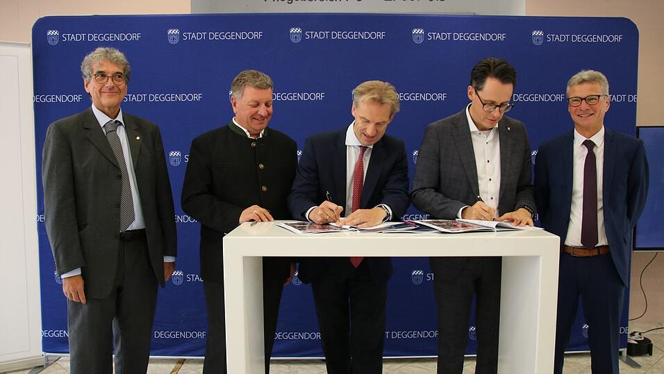 Freudige Gesichter bei der Vertragsunterzeichnung (v. l.): Professor Ernst Tamm, Bauminister Christian Bernreiter, IMBY-Geschäftsführer Gerhard Reichel, Oberbürgermeister Christian Moser und Landrat Bernd Sibler. Freudige Gesichter bei der Vertragsunterzeichnung (v. l.): Professor Ernst Tamm, Bauminister Christian Bernreiter, IMBY-Geschäftsführer Gerhard Reichel, Oberbürgermeister Christian Moser und Landrat Bernd Sibler.