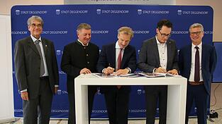 Freudige Gesichter bei der Vertragsunterzeichnung (v. l.): Professor Ernst Tamm, Bauminister Christian Bernreiter, IMBY-Geschäftsführer Gerhard Reichel, Oberbürgermeister Christian Moser und Landrat Bernd Sibler.