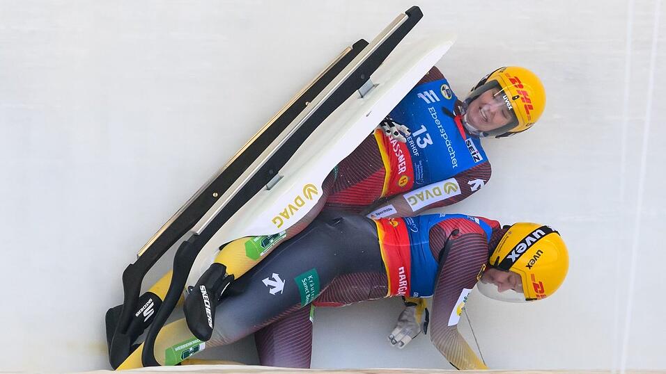 Die Olympia-Starterinnen Dajana Eitberger (r) und Magdalena Matschina stürzten beim Weltcup in Oberhof. Die Olympia-Starterinnen Dajana Eitberger (r) und Magdalena Matschina stürzten beim Weltcup in Oberhof.