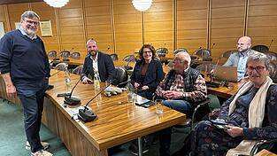 Die Kreis-SPD sitzt am Wahlabend schon einmal Probe. Letztlich muss der bisherige Fraktionssprecher Wolfgang Kerscher seinen Platz r&auml;umen. Es gilt nun, einen neuen Sprecher zu w&auml;hlen.