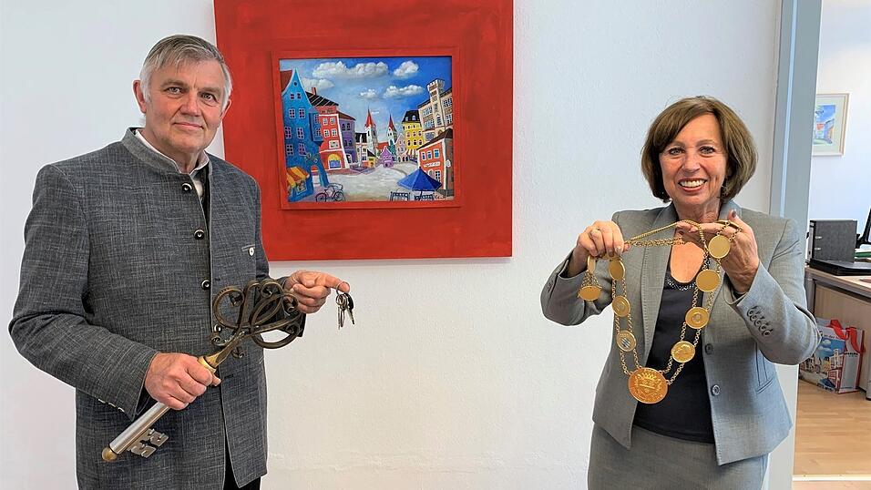 Die Amtskette und den Rathausschlüssel überreichte die scheidende Bürgermeisterin Anita Meinelt an ihren Nachfolger Josef Dollinger. Die Amtskette und den Rathausschlüssel überreichte die scheidende Bürgermeisterin Anita Meinelt an ihren Nachfolger Josef Dollinger.