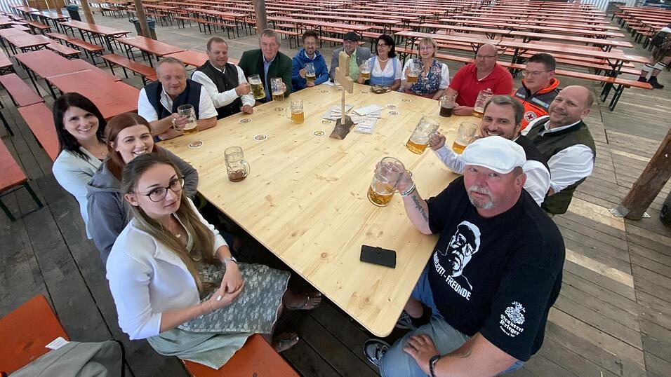 Alle Beteiligten am Volkfest zogen eine rundum positive Bilanz. Besonderheiten heuer waren das Unwetter am Sonntag und die Festpremiere der Brauerei Graf Arco aus Adldorf, die heuer das Krieger Bier ausschenkte.