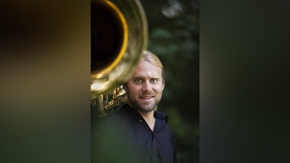 Andreas Hofmeir liebt neben seiner Tuba Fanny auch das Kochen - und kann ein strenger Orchesterleiter sein.