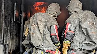 Atemschutzträger trainieren im holzbefeuerten Brandübungscontainer. Atemschutzträger trainieren im holzbefeuerten Brandübungscontainer.