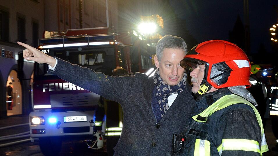 Oberbürgermeister Markus Pannermayr und Stadtbrandrat Rainer Heimann besprechen den Einsatz. Oberbürgermeister Markus Pannermayr und Stadtbrandrat Rainer Heimann besprechen den Einsatz.