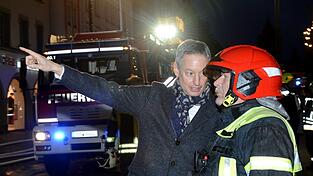 Oberbürgermeister Markus Pannermayr und Stadtbrandrat Rainer Heimann besprechen den Einsatz. Oberbürgermeister Markus Pannermayr und Stadtbrandrat Rainer Heimann besprechen den Einsatz.
