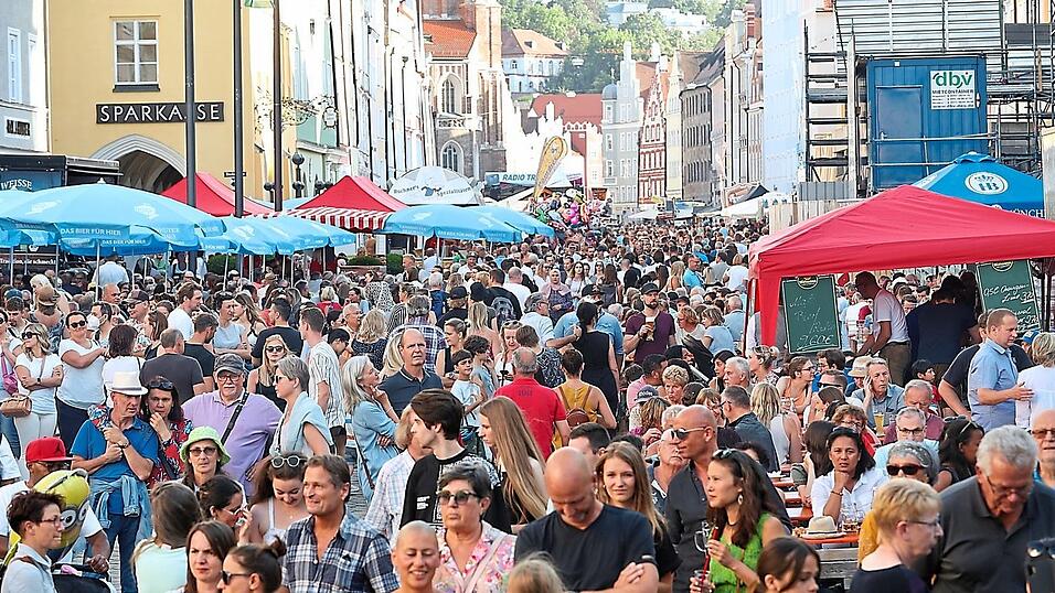 Beim letzten Altstadtfest im Jahr 2022 strömten Zehntausende Besucher in die Innenstadt.