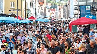 Beim letzten Altstadtfest im Jahr 2022 str&ouml;mten Zehntausende Besucher in die Innenstadt.
