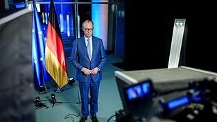 Bundeskanzler Friedrich Merz (CDU) steht f&uuml;r die Aufzeichnung der Neujahrsansprache des Bundeskanzlers vor der Kamera.