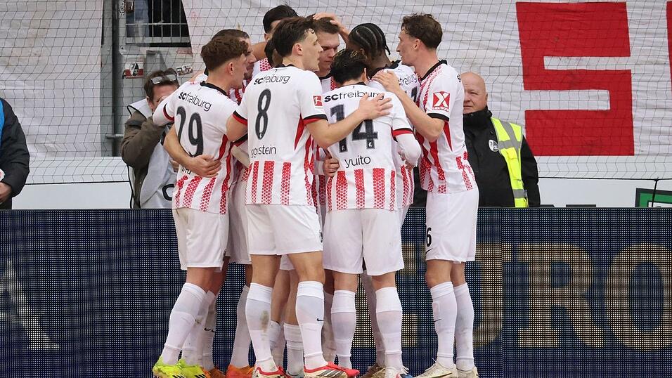 Der SC feiert Torsch&uuml;tze Matthias Ginter (Mitte).