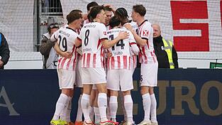 Der SC feiert Torsch&uuml;tze Matthias Ginter (Mitte).