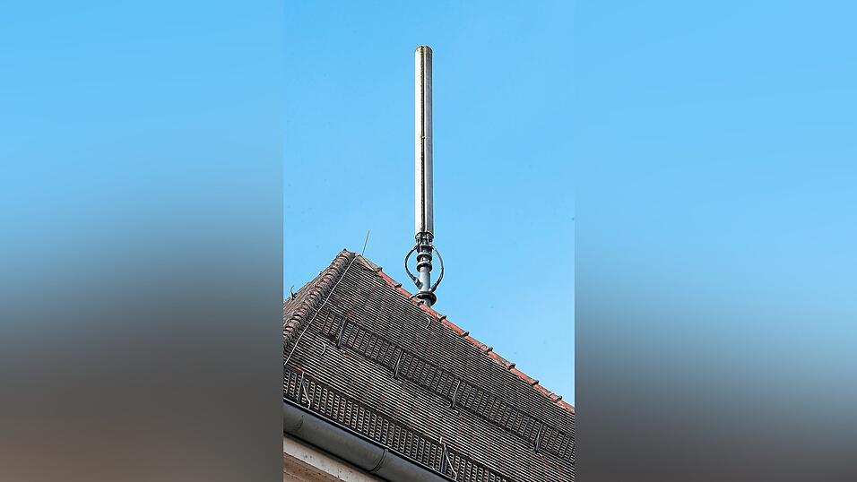 &Uuml;ber die Stadt sind Mobilfunk-Masten von verschiedenen Anbietern verteilt - wie etwa hier im Bild auf dem alten Postgeb&auml;ude. Immer mehr Standorte werden jetzt auf 5G aufger&uuml;stet oder es werden neue aufgestellt.