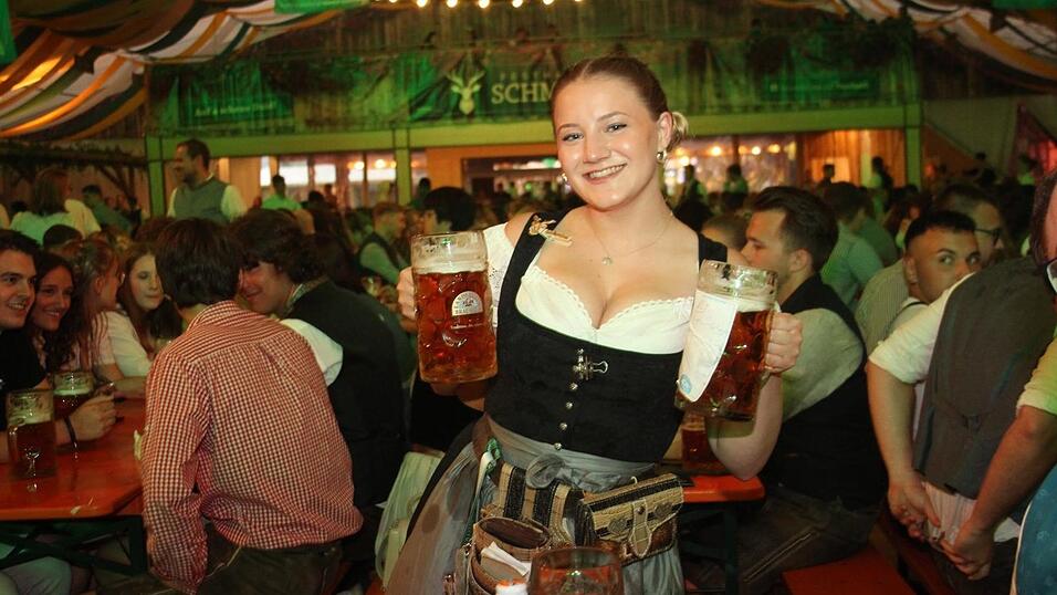 Auch am Samstagabend strömten viele Landshuter zur Dult. Auch am Samstagabend strömten viele Landshuter zur Dult.