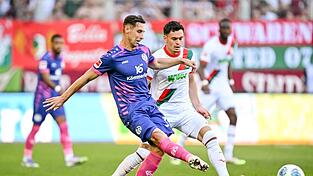 Mainz-Profi Dominik Kohr (links) und Augsburgs Fabian Rieder kämpfen um den Ball.