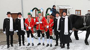 Tradition genießt die Abfahrt der Kutsche im Graßl-Hof, worauf Siegfried Weingartner, Roland Spenger, Simon Biber, Michael Hintermeier, Valentin Neubauer, Tobias Spenger und Ralf Lutzenburger Platz nahmen. Tradition genießt die Abfahrt der Kutsche im Graßl-Hof, worauf Siegfried Weingartner, Roland Spenger, Simon Biber, Michael Hintermeier, Valentin Neubauer, Tobias Spenger und Ralf Lutzenburger Platz nahmen.