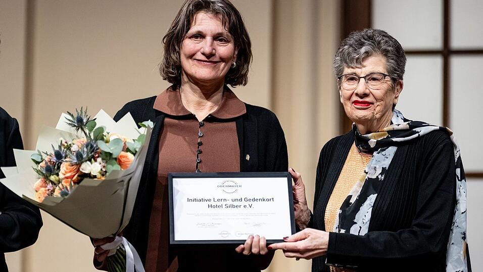 Auch Brigitte Lösch von der Initiative Lern- und Gedenkort Hotel Silber e.V. in Stuttgart nahm eine Auszeichnung entgegen. Auch Brigitte Lösch von der Initiative Lern- und Gedenkort Hotel Silber e.V. in Stuttgart nahm eine Auszeichnung entgegen.